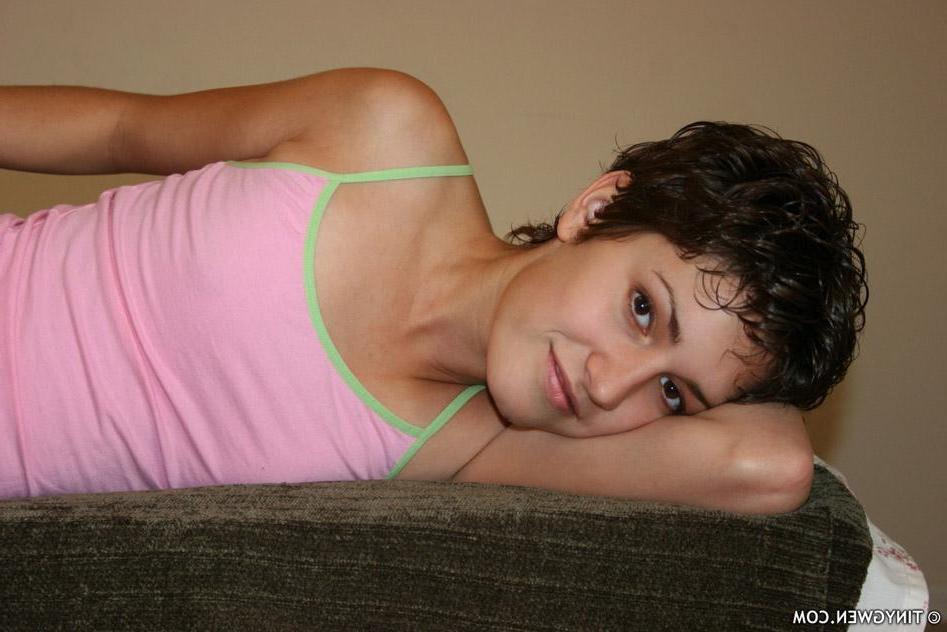 15P Pictures of teen Tiny Gwen pleasuring her wet pussy