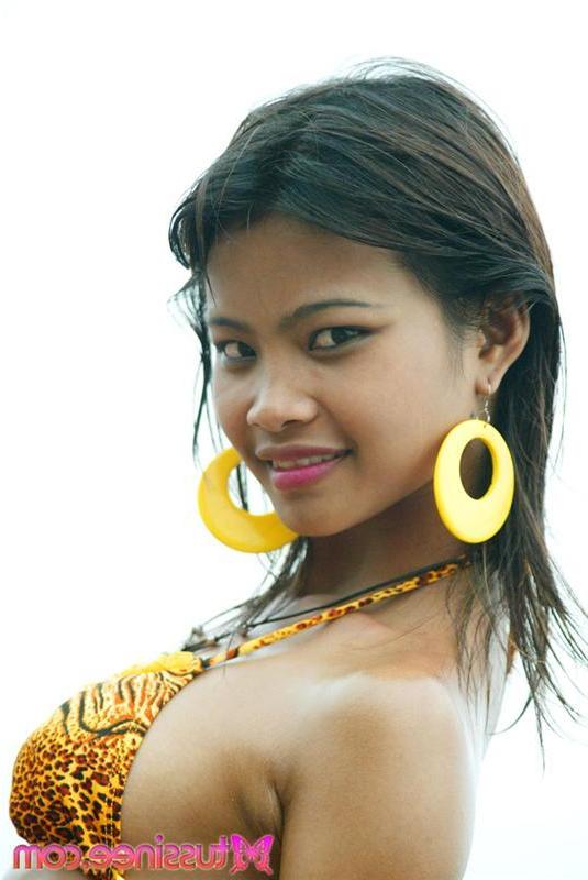 20P Pictures of Tussinee Teen teasing in a bikini
