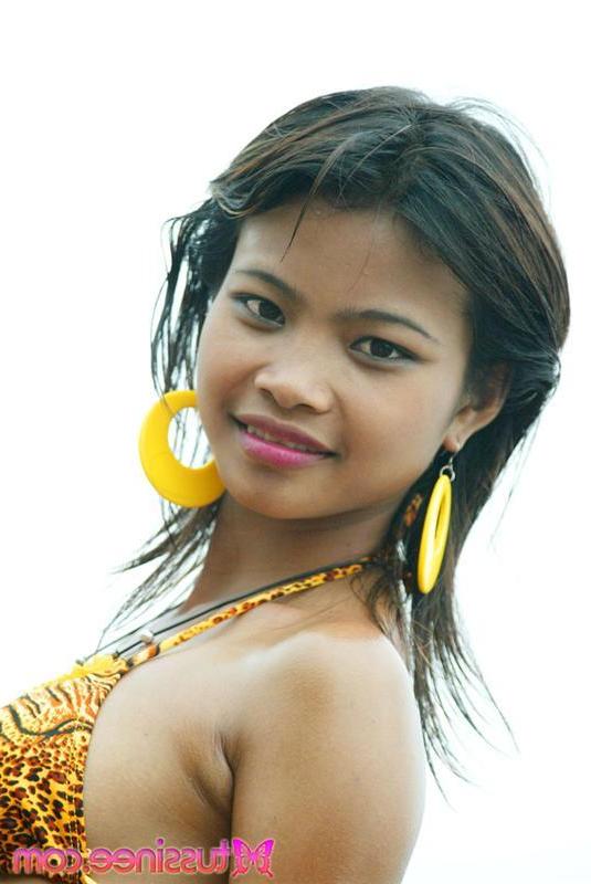 20P Pictures of Tussinee Teen teasing in a bikini