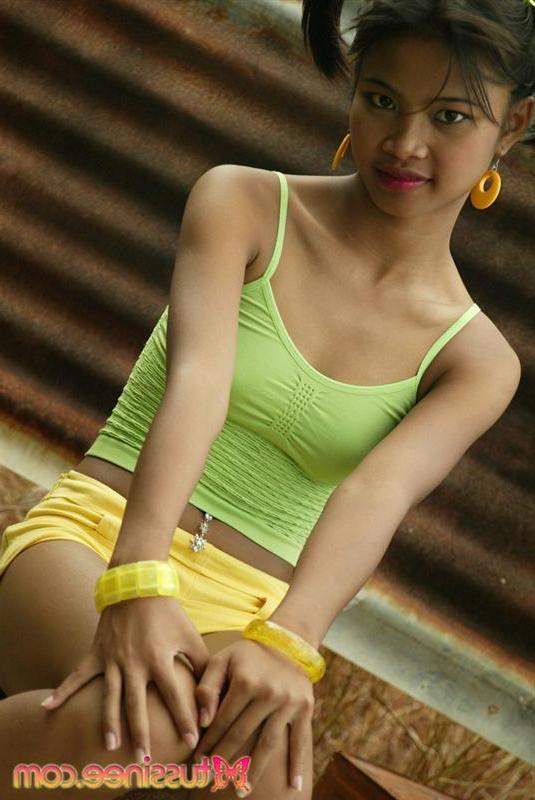 20P Pictures of teen star Tussinee Teen teasing with her cute body