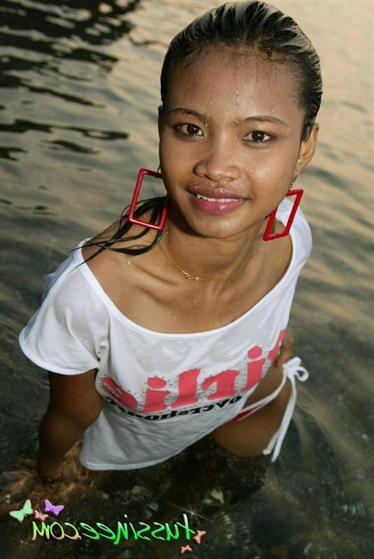 20P Pictures of Tussinee Teen getting all wet