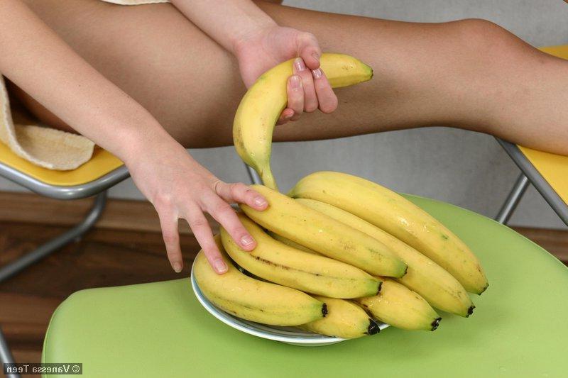 20P Pictures of teen chick Vanessa Teen getting kinky with a banana