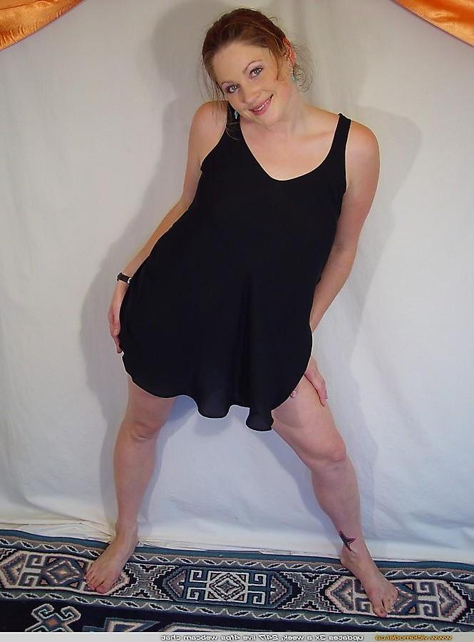 20P Pictures of teen chick Vicki Model stripping naked for you