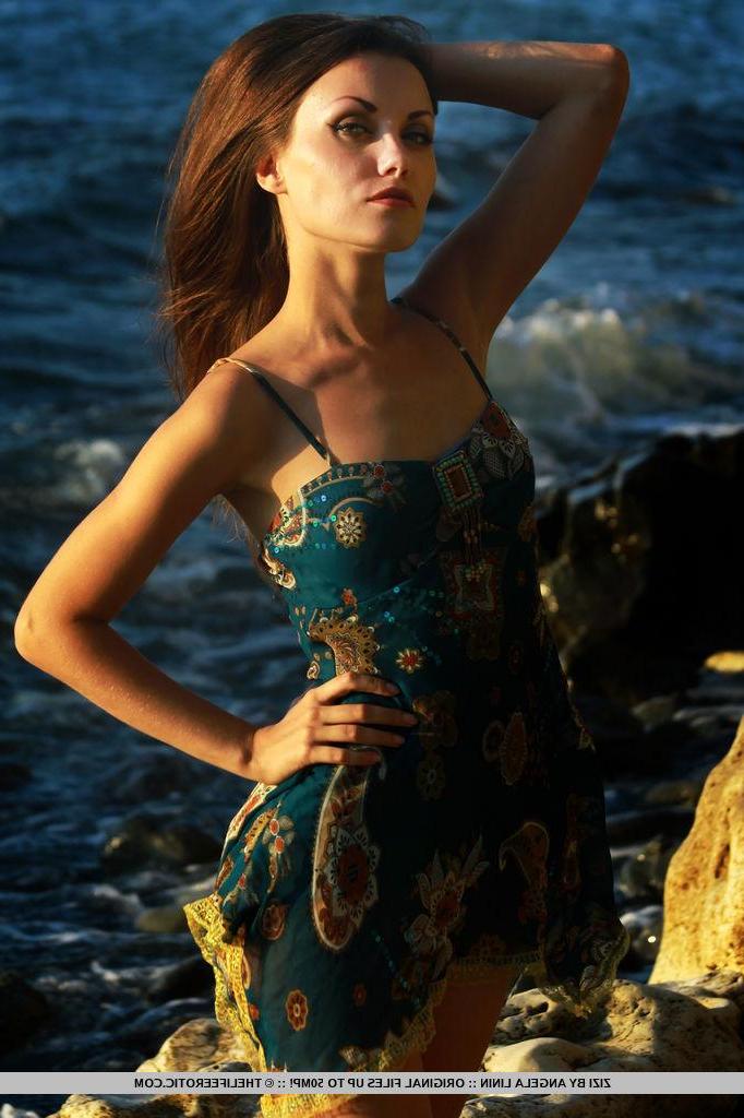 16P Stunning beauty Zizi displays her perfect body outside
