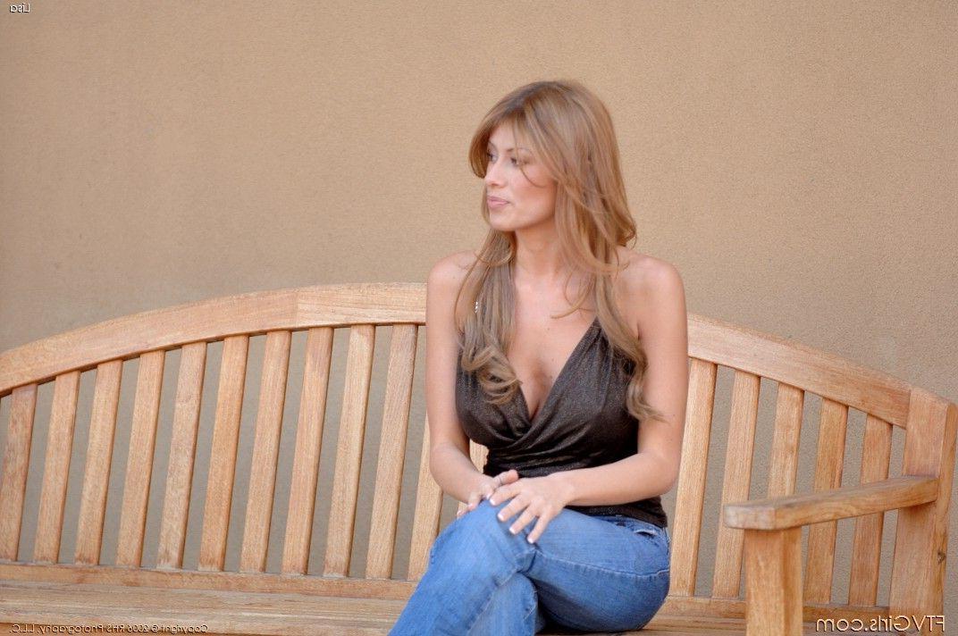 20P Pictures of Lisa teasing with her perky boobies