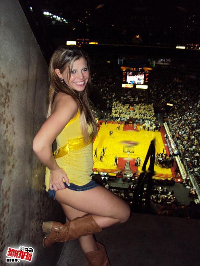9P Amateur college girls share pics of their hot bodies