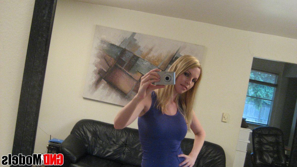 7P Pictures of a hot blonde teen with a camera