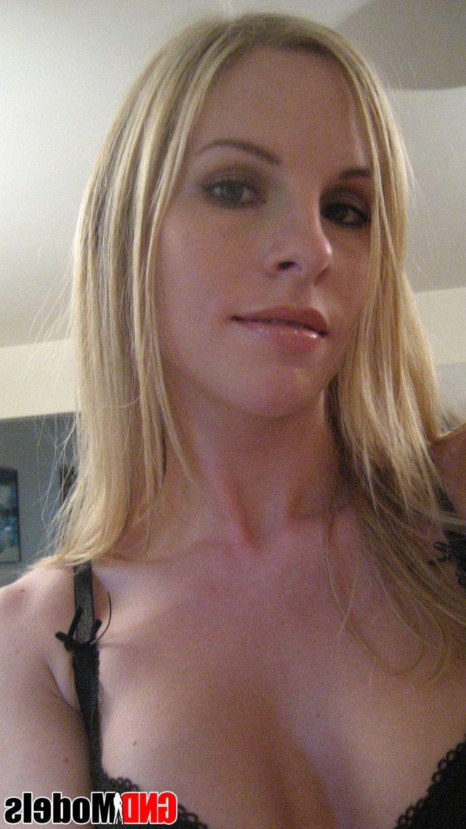 7P Pictures of a hot blonde teen with a camera