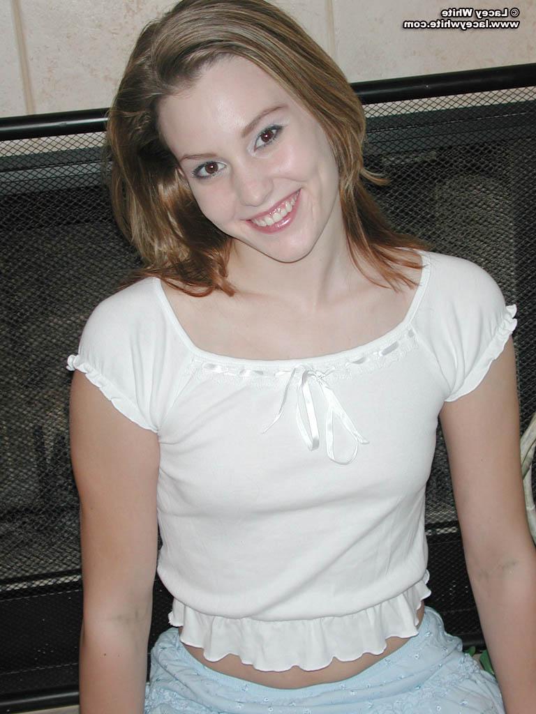 16P Amateur teen girl showing her tits
