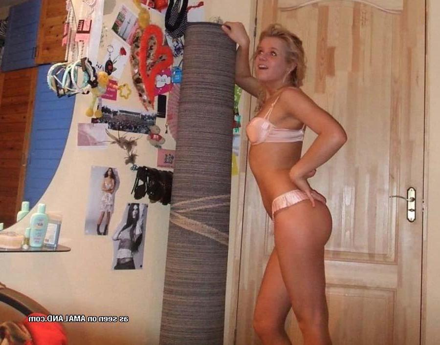 16P Picture gallery of an amateur teen hottie in her sexy lingerie