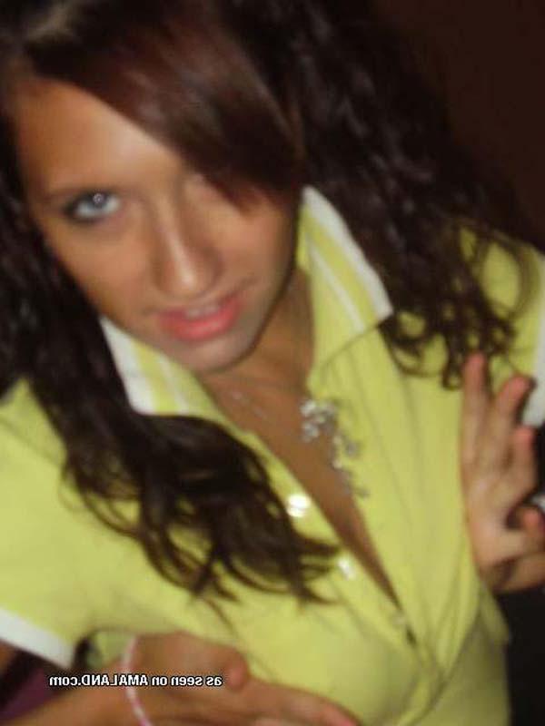 16P Picture set of playful amateur GFs getting naughty on camera