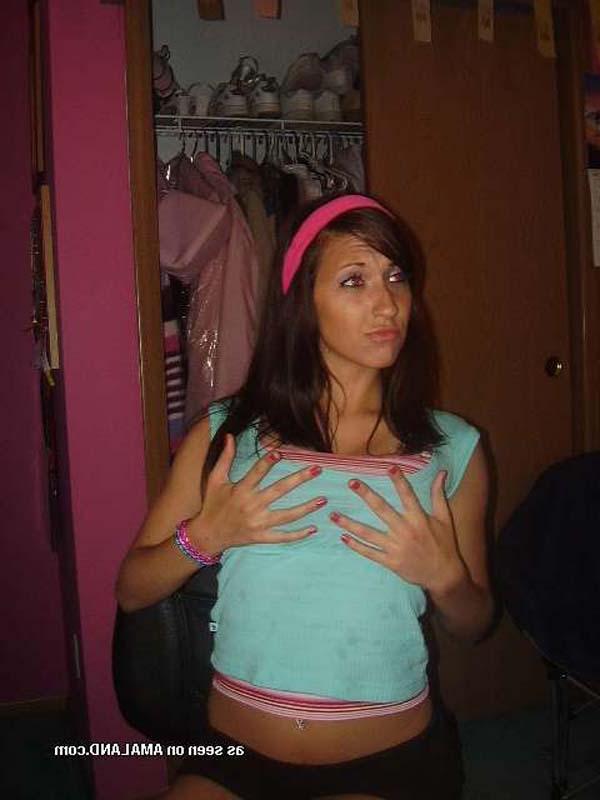 16P Picture set of playful amateur GFs getting naughty on camera