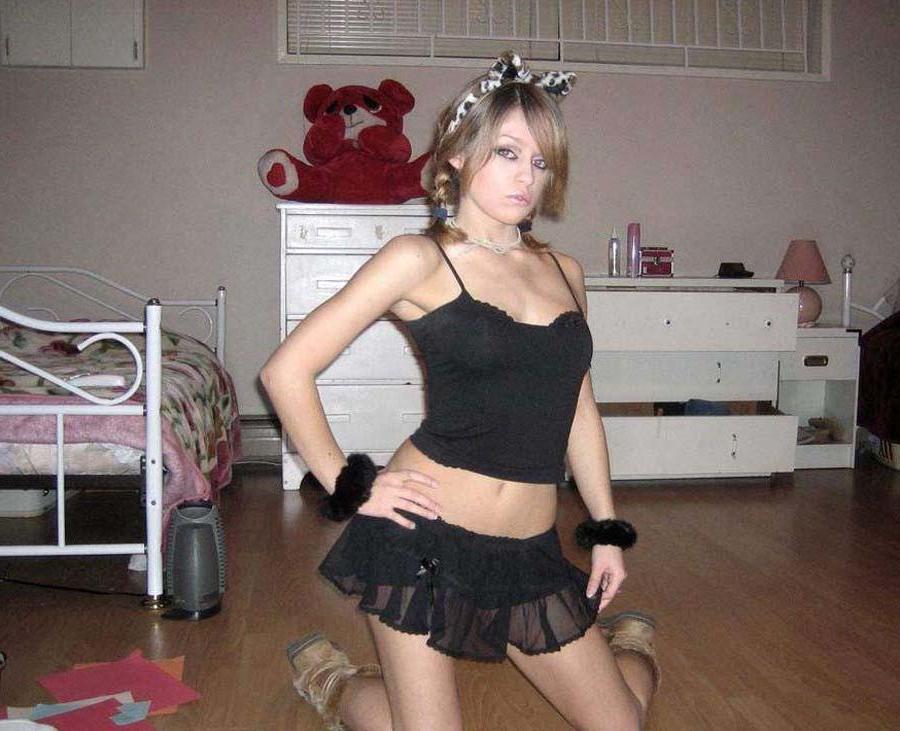 16P Picture set of playful amateur GFs getting naughty on camera