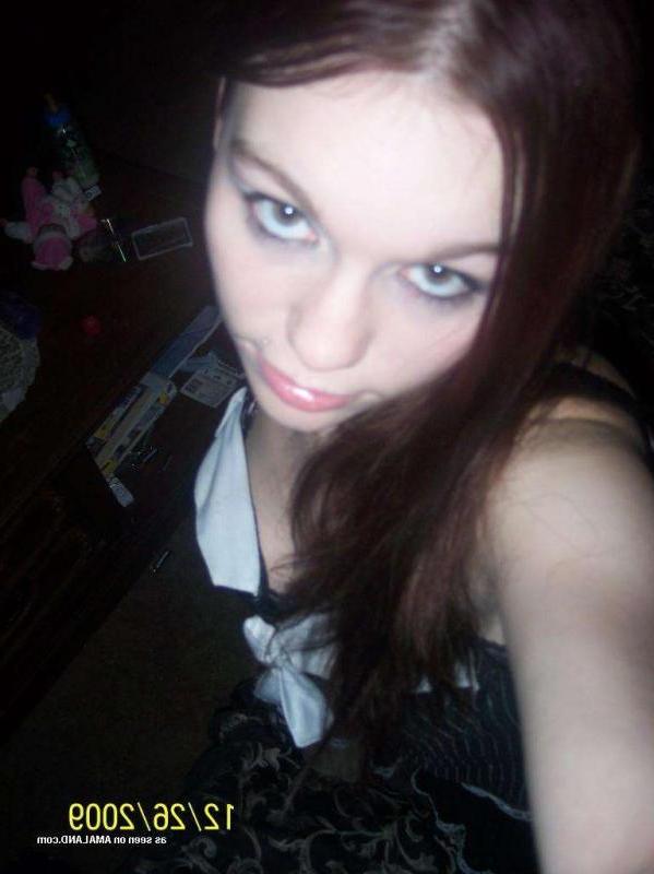 16P Pitcures of a hot brunette bondage GF giving a BJ and getting fucked