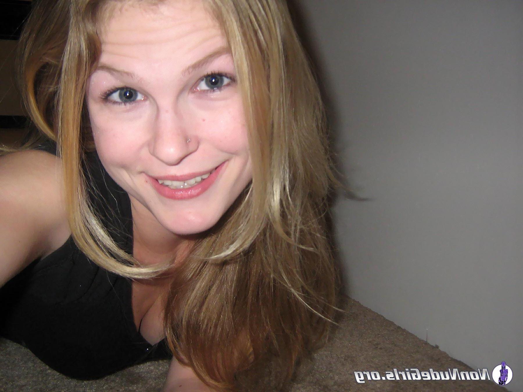 20P Pictures of hot teen showing their bodies