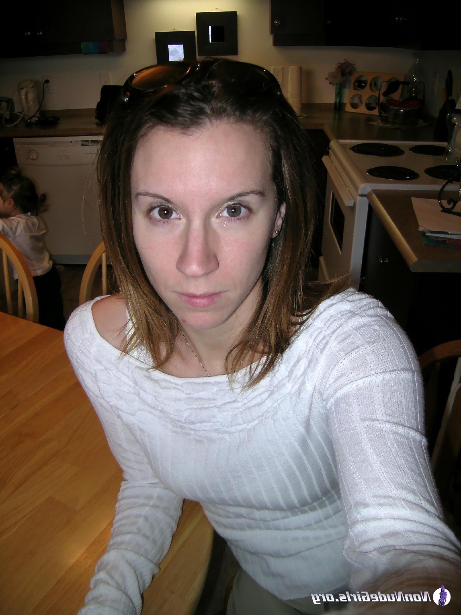 20P Pictures of hot teen showing their bodies