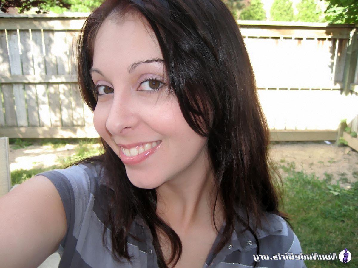 20P Pictures of hot teen showing their bodies