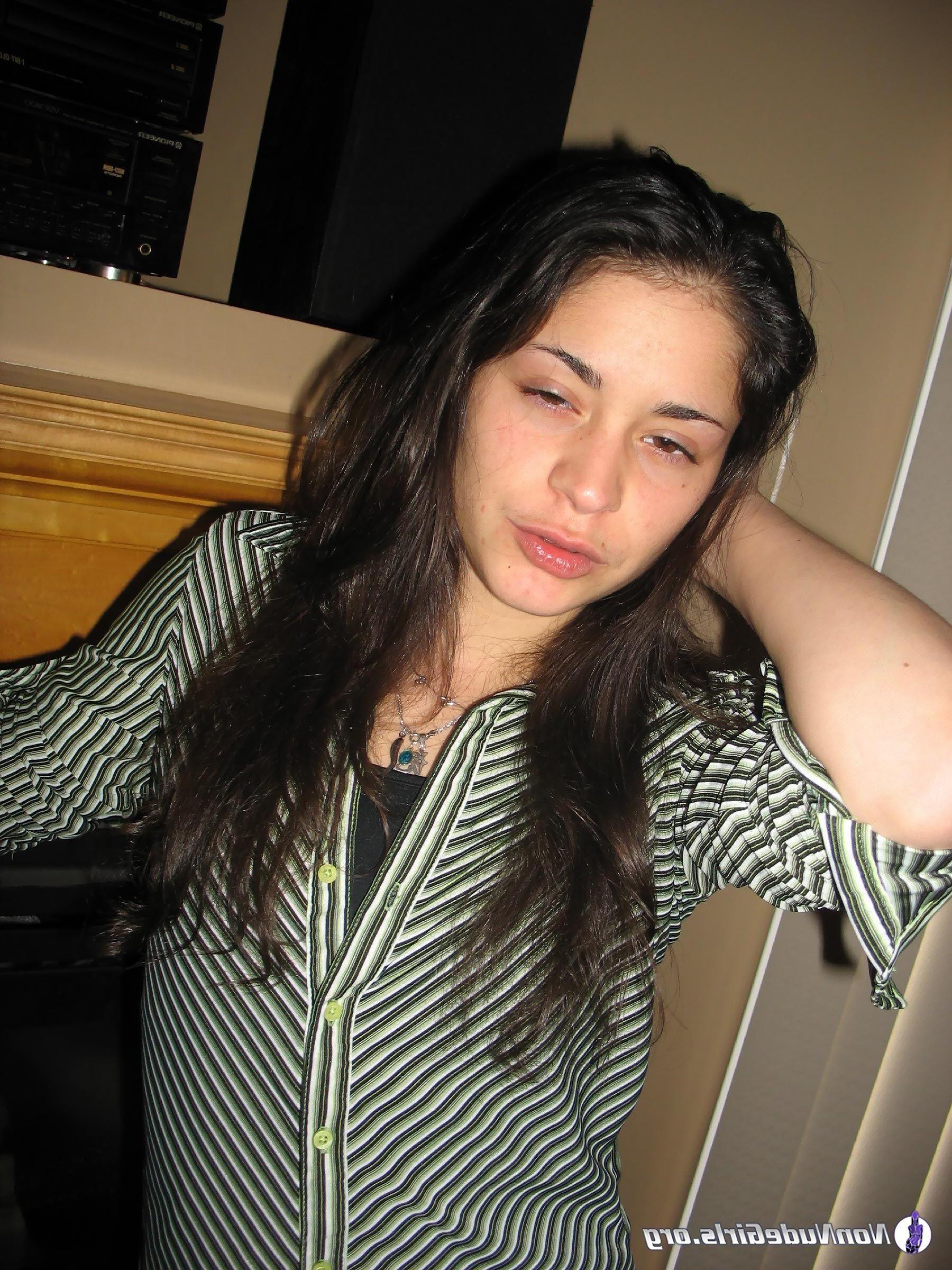20P Pictures of hot teen showing their bodies