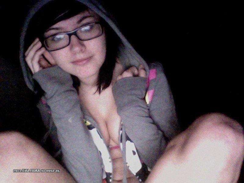 15P Naughty teen spreading her pussy lips on cam