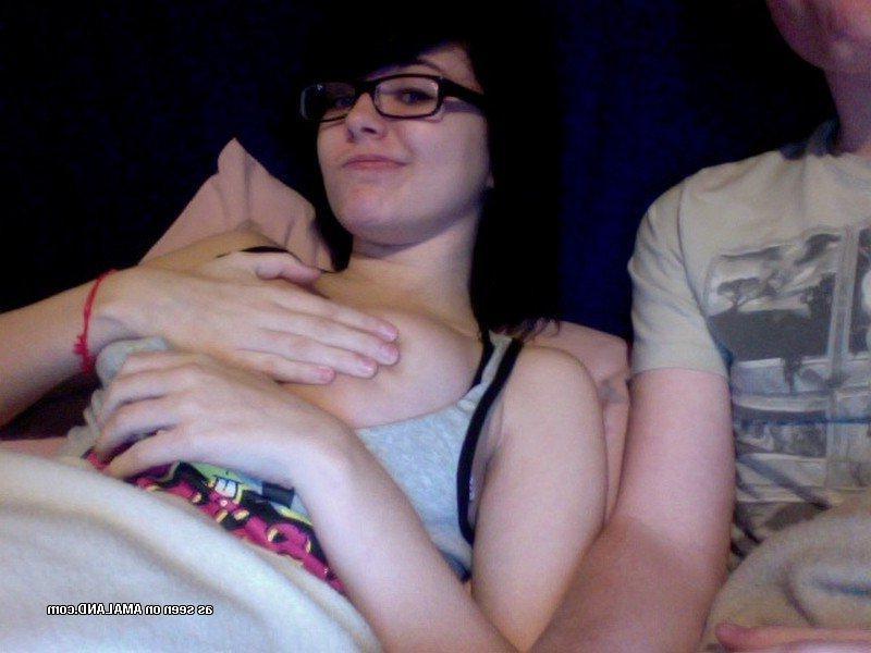 15P Naughty teen spreading her pussy lips on cam