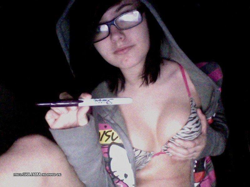 15P Naughty teen spreading her pussy lips on cam