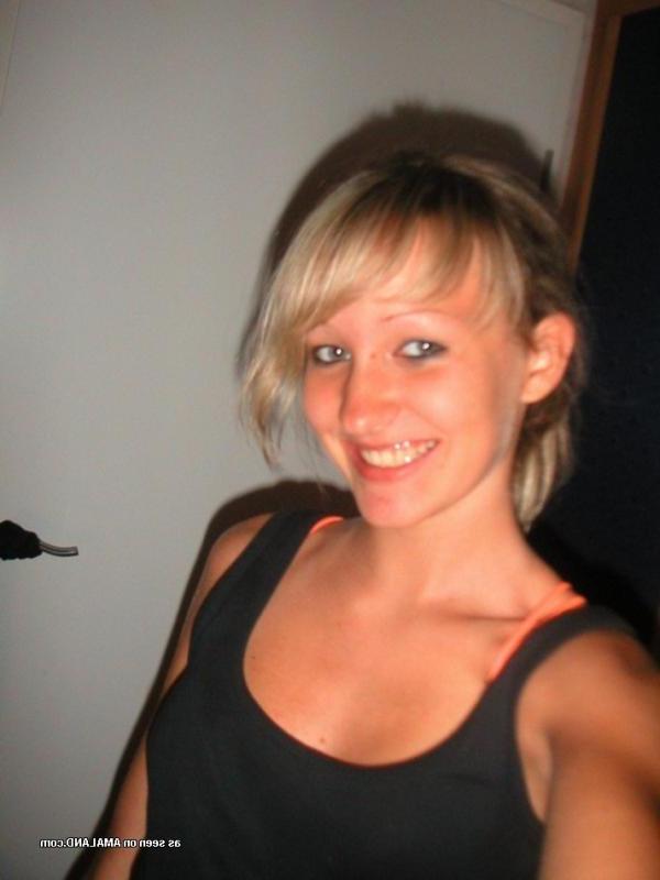 15P Amateur teen chick selfshooting in her underwear