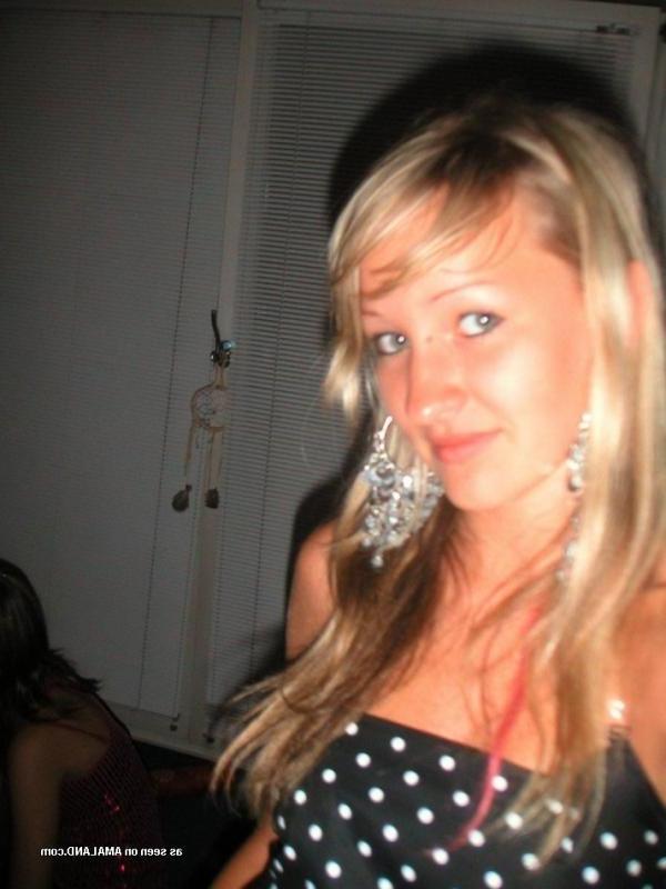 15P Amateur teen chick selfshooting in her underwear