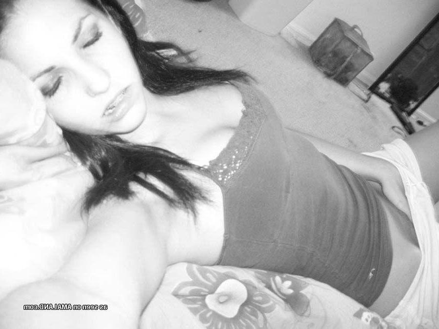 16P Pictures of a hot amateur teen girl taking pics of herself