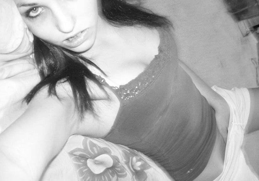 16P Pictures of a hot amateur teen girl taking pics of herself