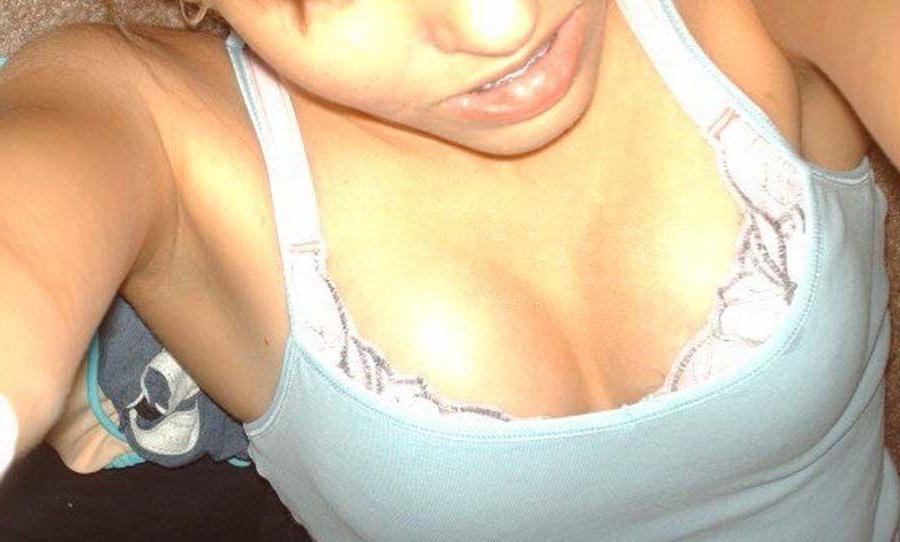 16P Pictures of a hot amateur teen girl taking pics of herself