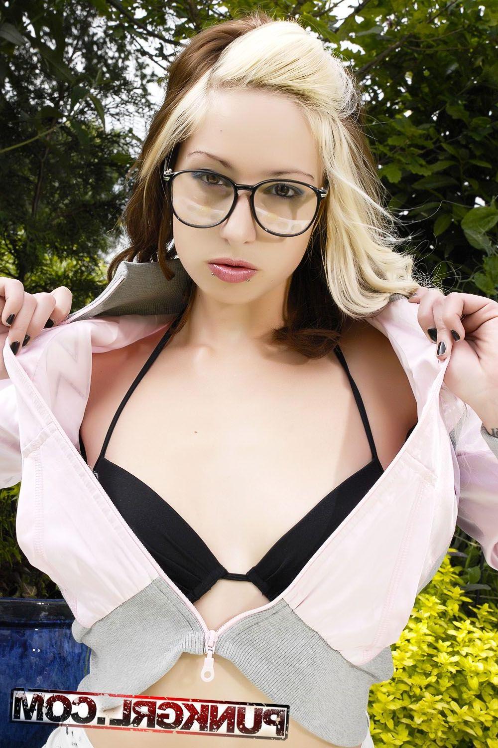20P Pictures of teen babe Tarrie Noir getting kinky outside