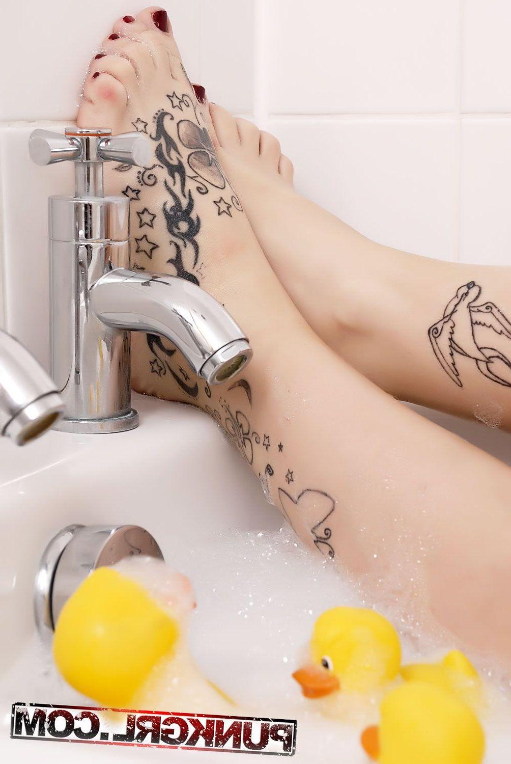 20P Pictures of teen girl Valouria getting all wet for you