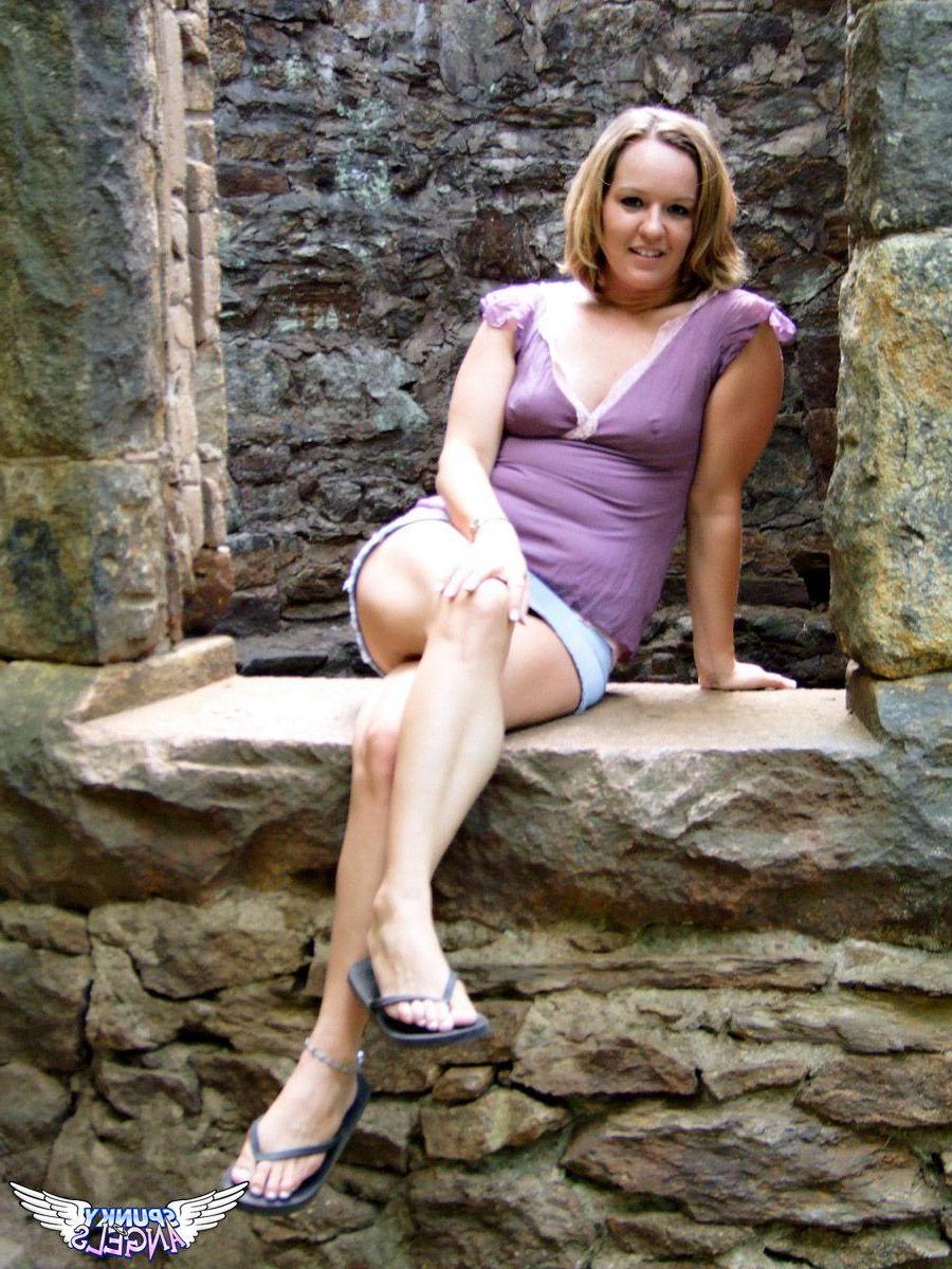 20P Pictures of a hot amateur teen getting naked outside
