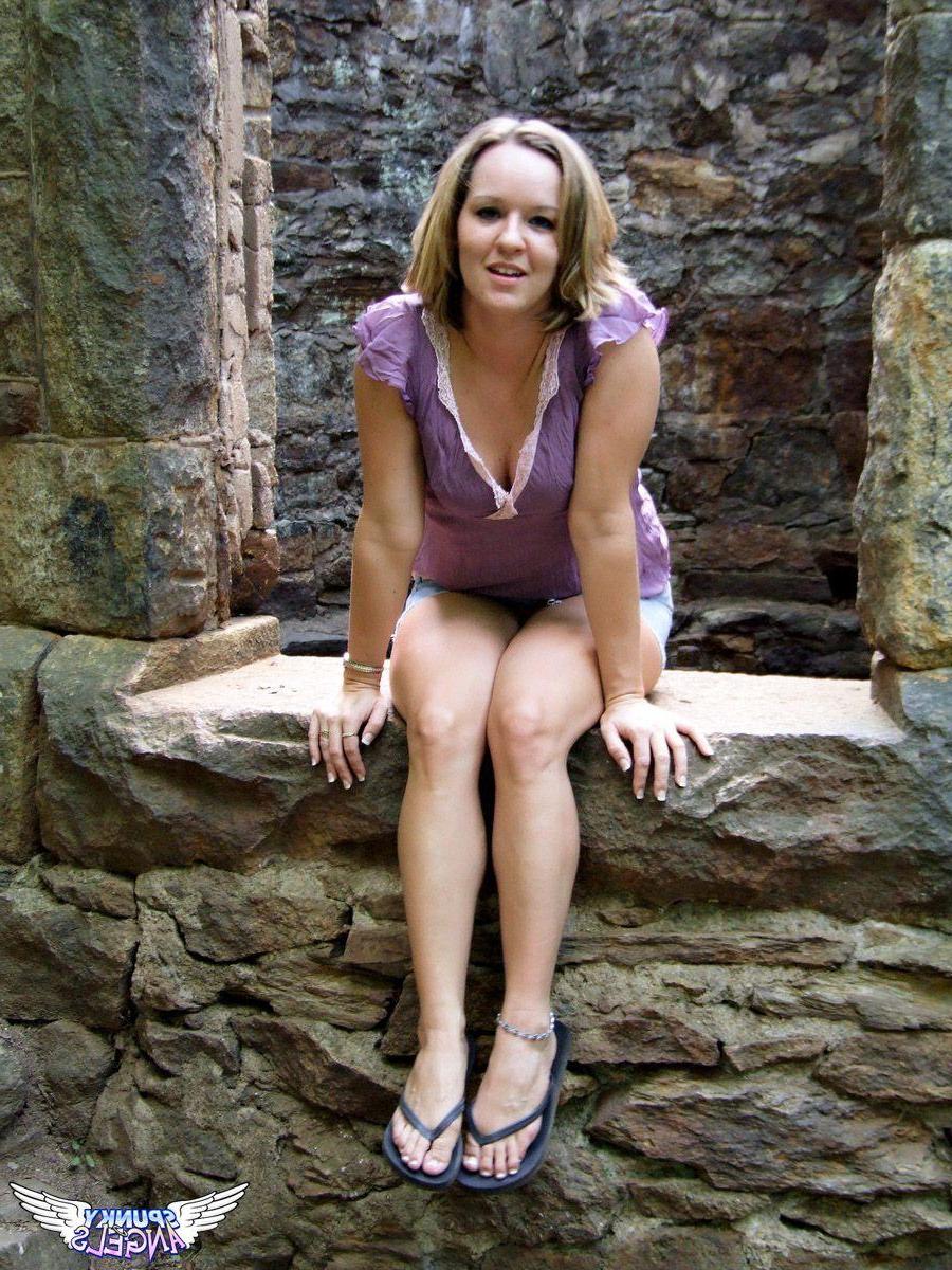 20P Pictures of a hot amateur teen getting naked outside