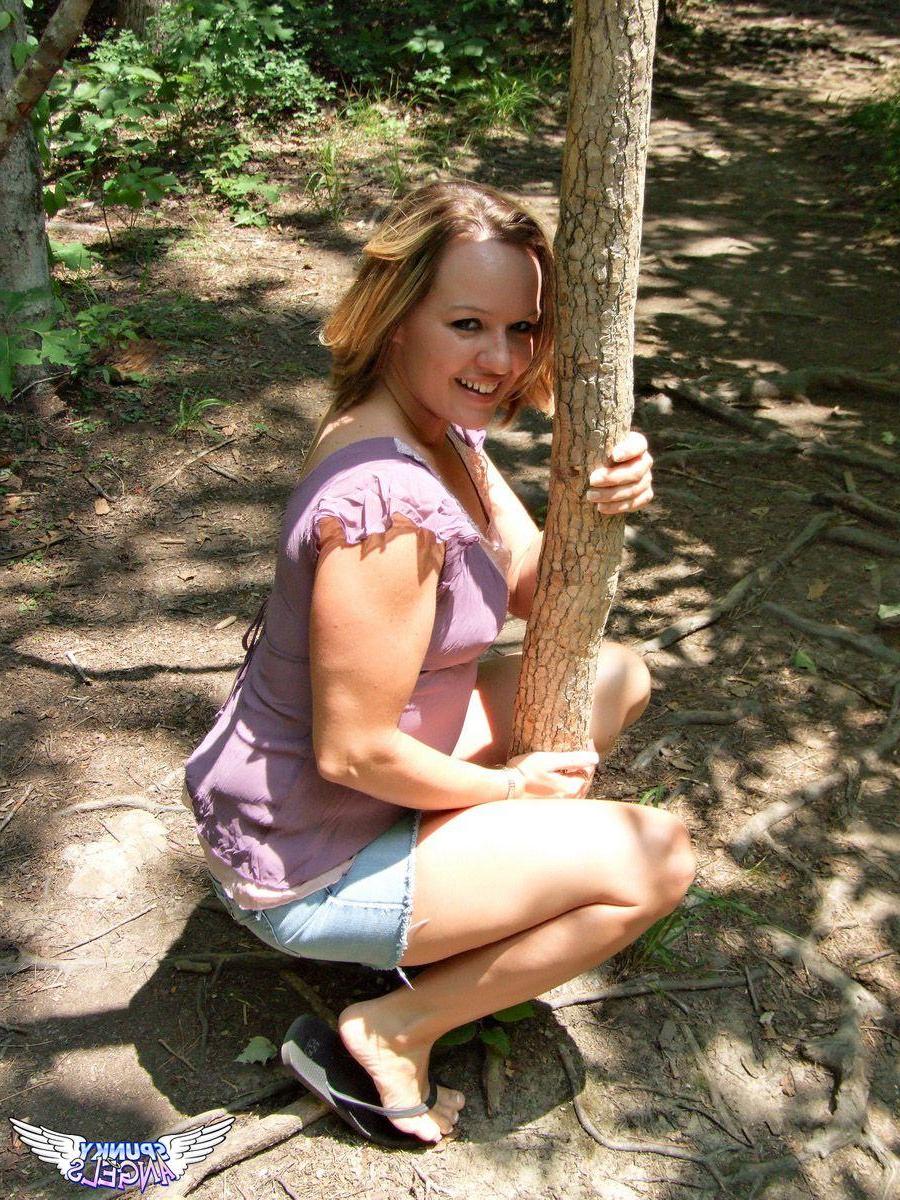 20P Pictures of a hot amateur teen getting naked outside