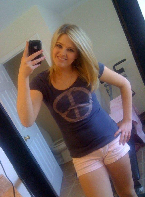 15P Stunning amateur teen coeds take pictures of their smokin hot bodies