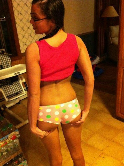 15P Stunning amateur teen coeds take pictures of their smokin hot bodies