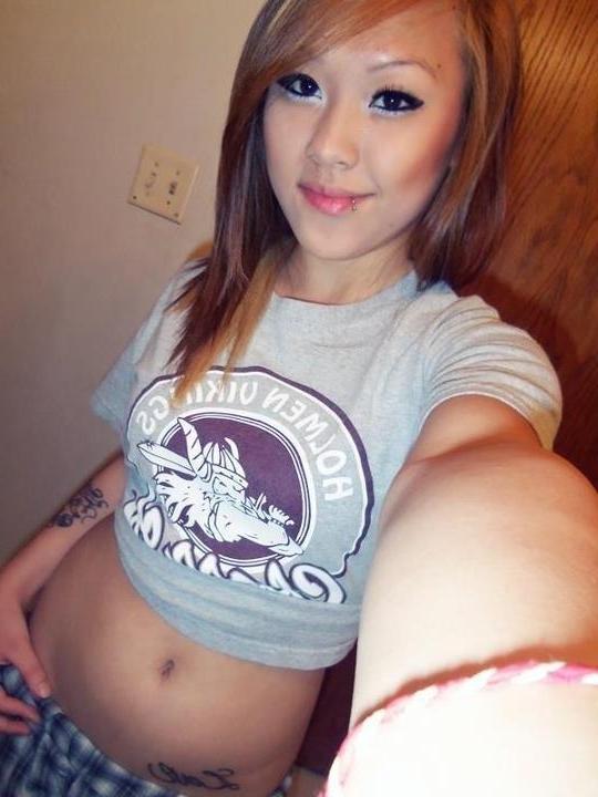 15P Pictures of hot amateur coeds taking pics of their sexy bodies