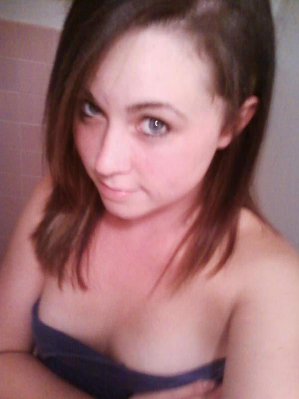 15P Pictures of hot amateur coeds taking pics of their sexy bodies