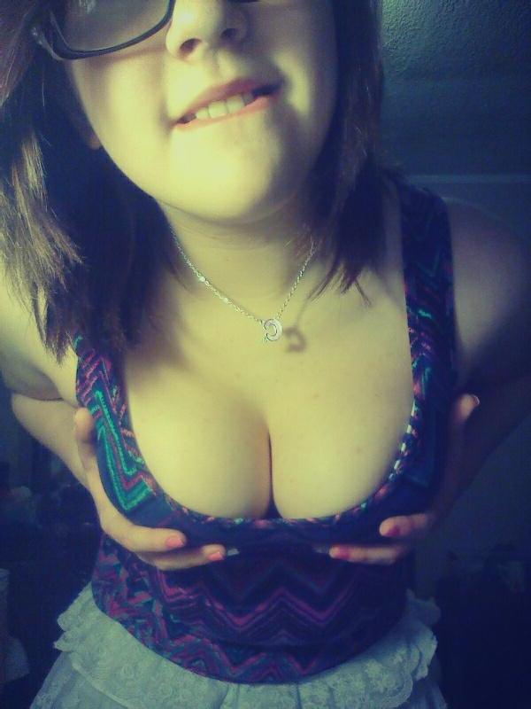 15P Pictures of hot amateur coeds taking pics of their sexy bodies