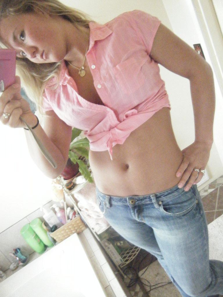 15P Pictures of hot teen coeds showing off on camera