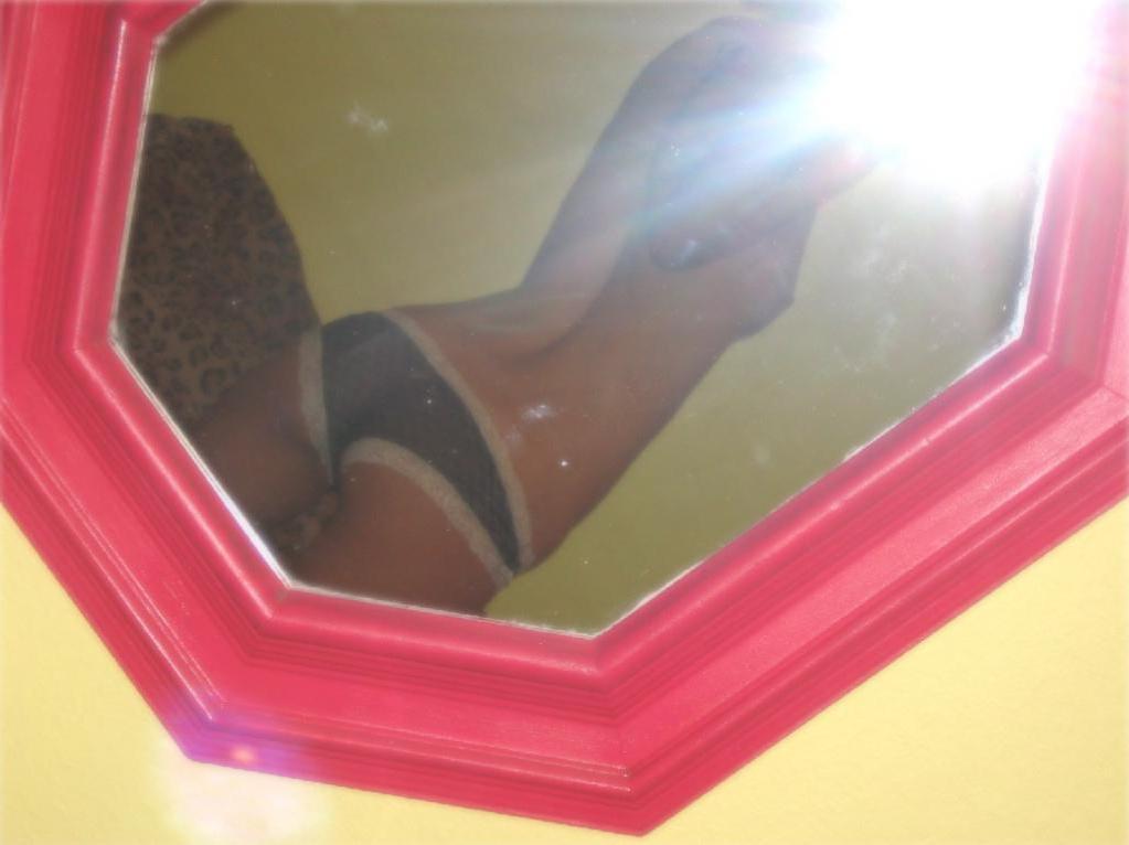 15P Pictures of hot amateur teen girlfriends taking selfpics of their bodies