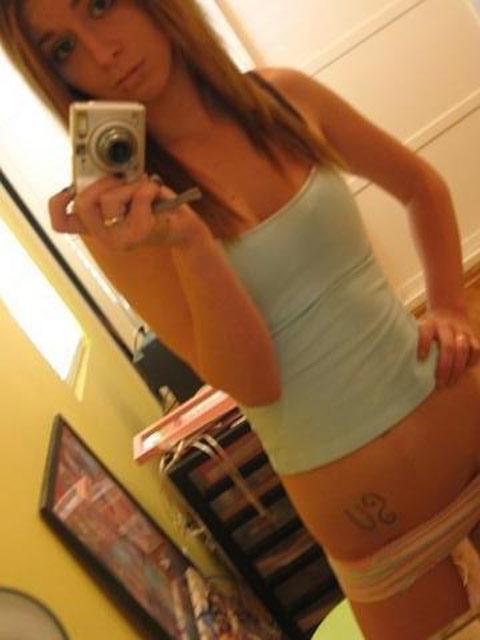 15P Pictures of hot amateur teen girlfriends taking selfpics of their bodies