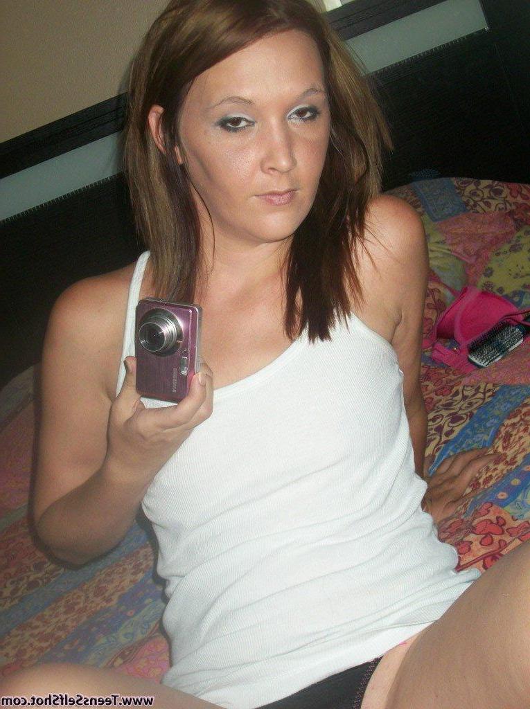 15P Pictures of hot amateur teen girlfriends exposing their naked bodies on camera