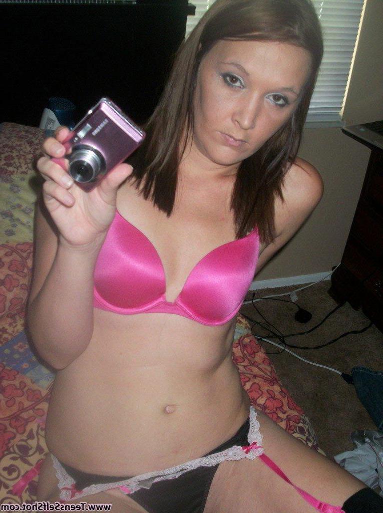 15P Pictures of hot amateur teen girlfriends exposing their naked bodies on camera
