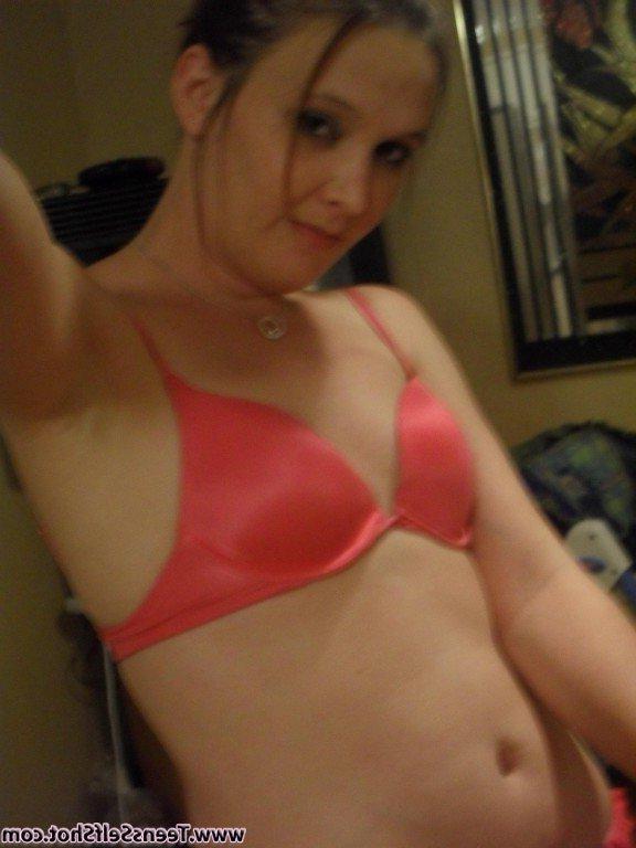 15P Pictures of hot amateur teen girlfriends exposing their naked bodies on camera