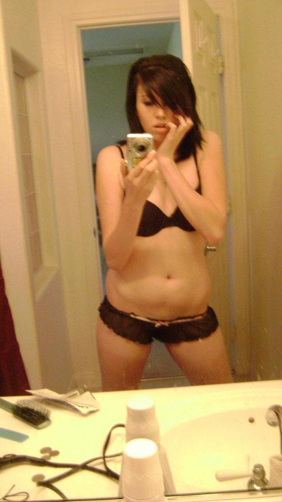 15P Pictures of hot and naughty amateur girlfriends showing their sexiness
