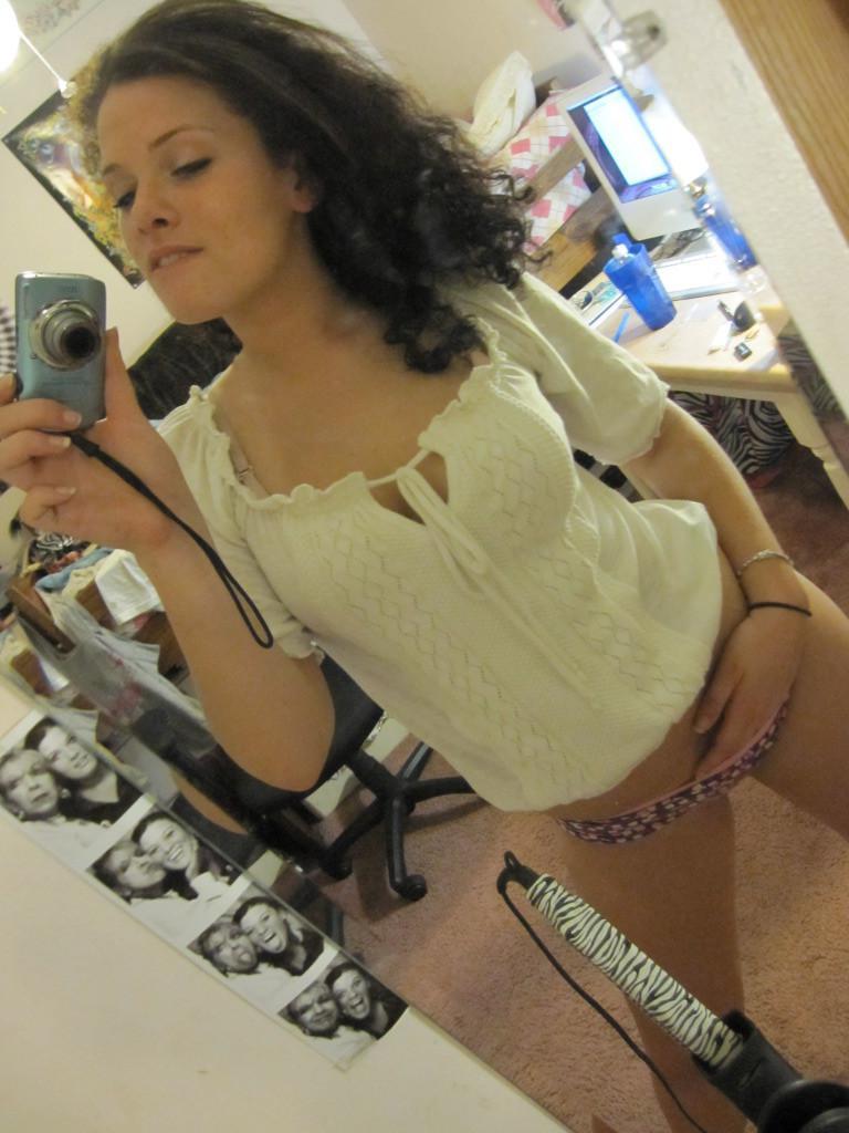 15P Pictures of amateur teen girlfriends taking pics of themselves
