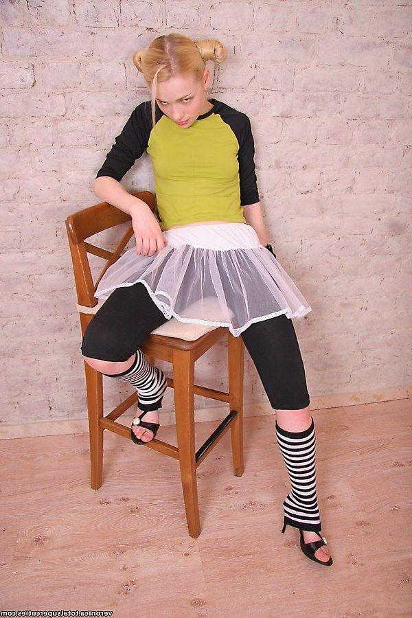 20P Pictures of teen girl Veronica teasing with her body