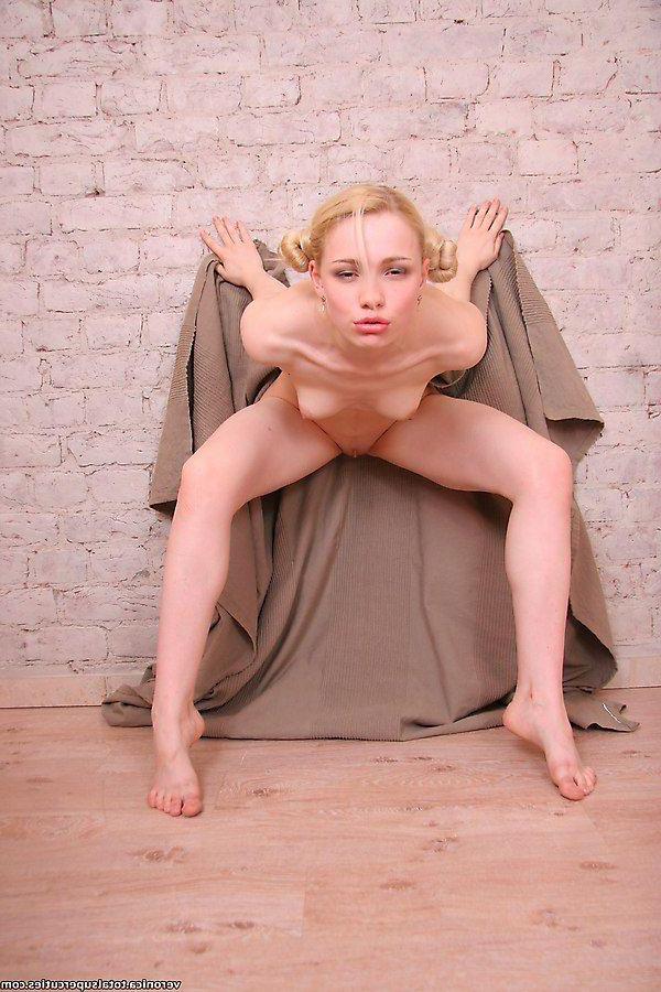 20P Pictures of teen girl Veronica teasing with her body